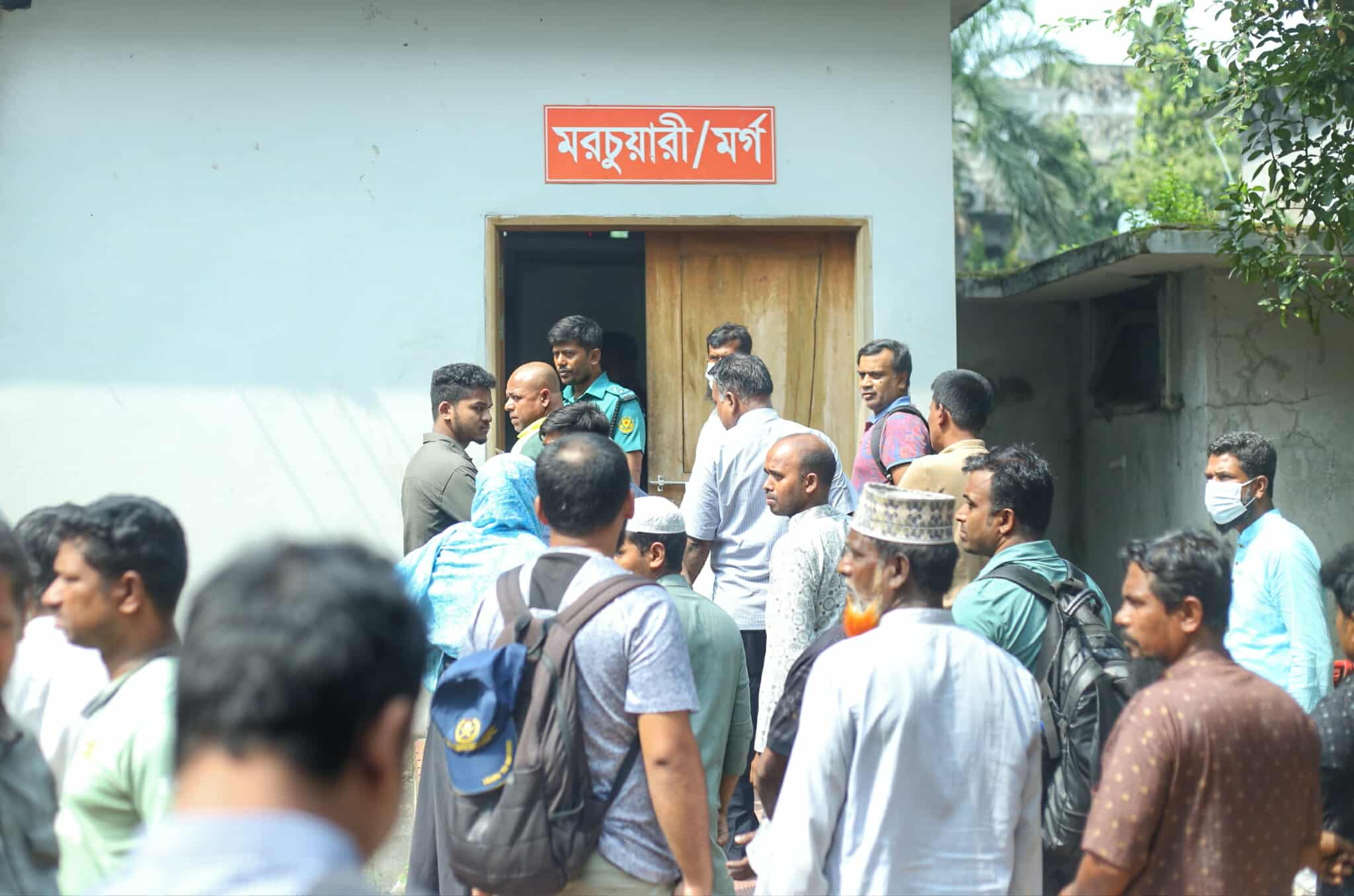 রুপনগরের আগুনে হারিয়ে যাওয়া জীবনের খোঁজে স্বজনরা