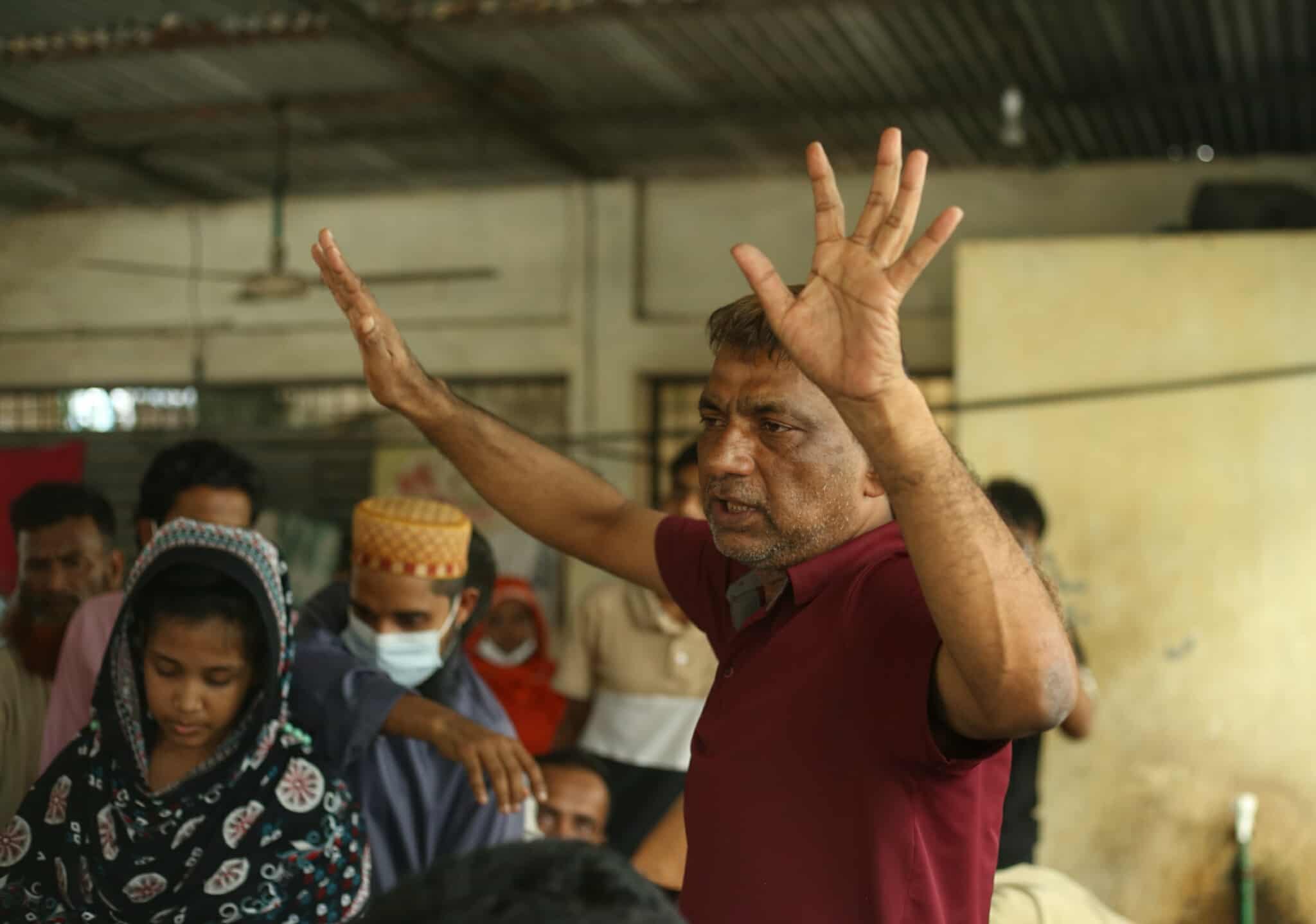 রুপনগরের আগুনে হারিয়ে যাওয়া জীবনের খোঁজে স্বজনরা