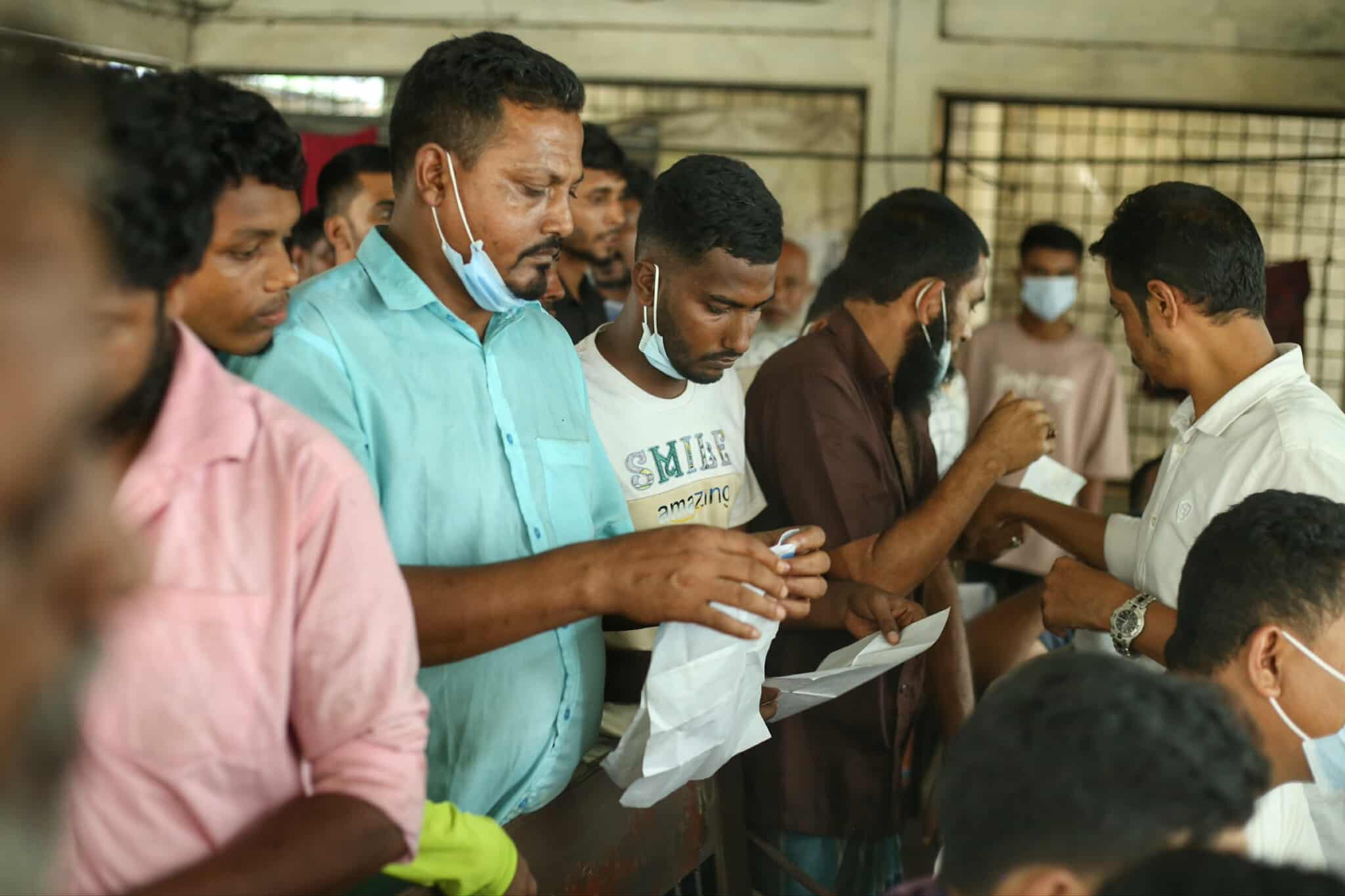 রুপনগরের আগুনে হারিয়ে যাওয়া জীবনের খোঁজে স্বজনরা