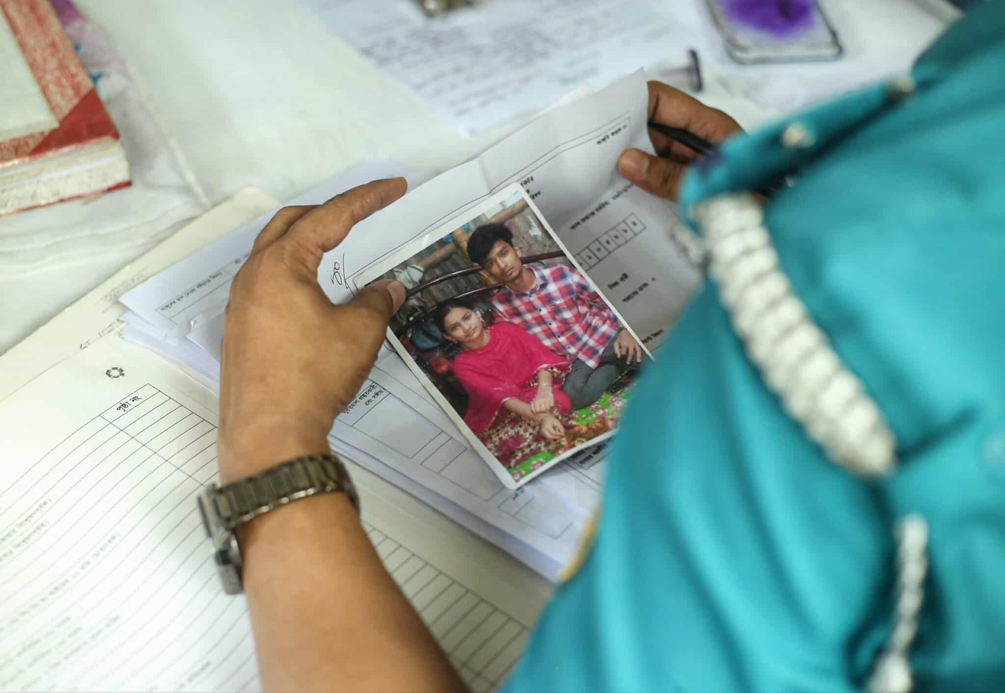 রুপনগরের আগুনে হারিয়ে যাওয়া জীবনের খোঁজে স্বজনরা