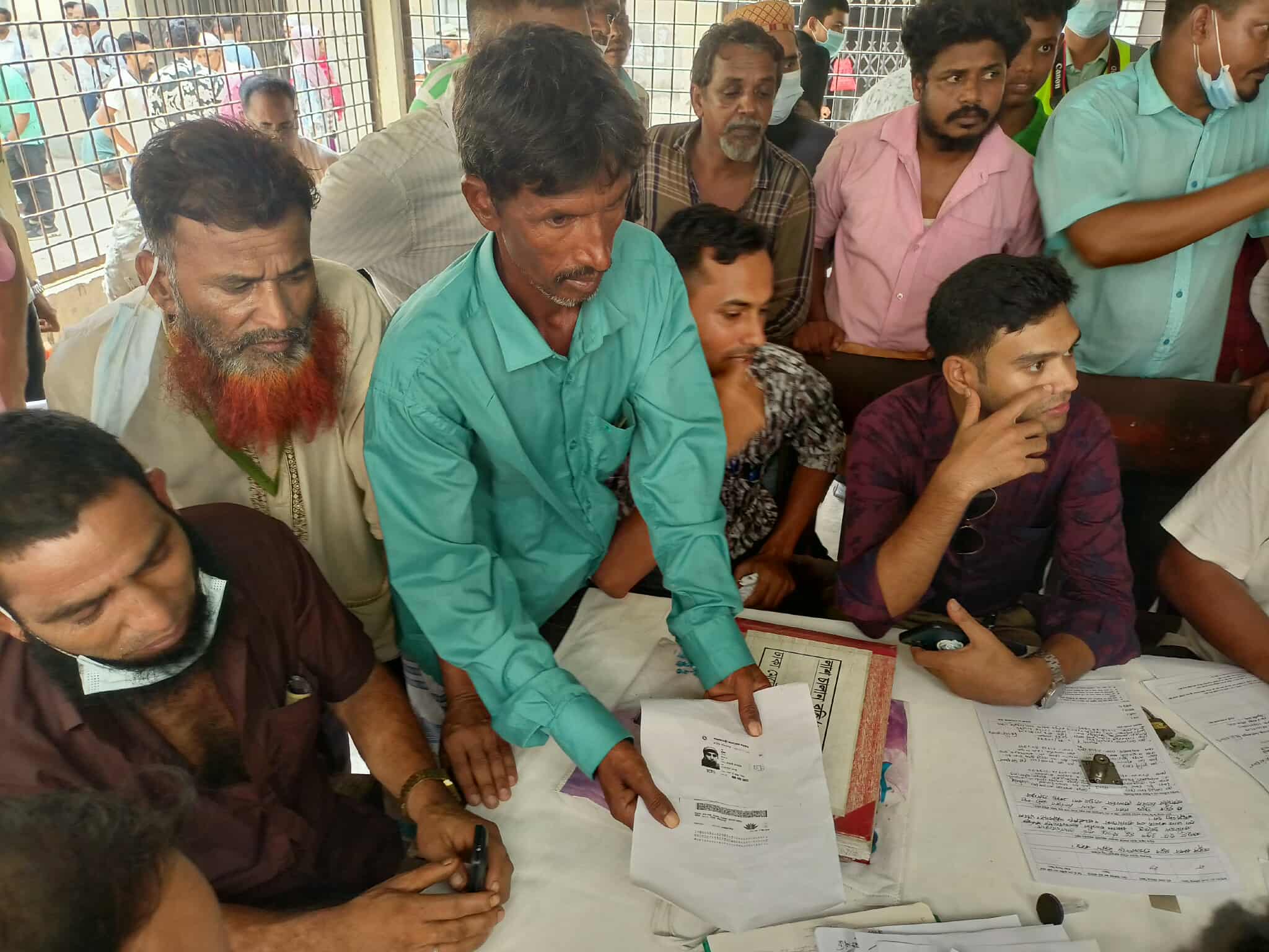 রুপনগরের আগুনে হারিয়ে যাওয়া জীবনের খোঁজে স্বজনরা