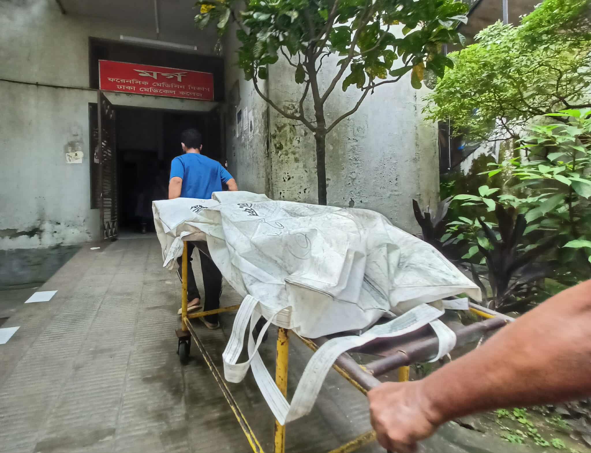 রুপনগরের আগুনে হারিয়ে যাওয়া জীবনের খোঁজে স্বজনরা