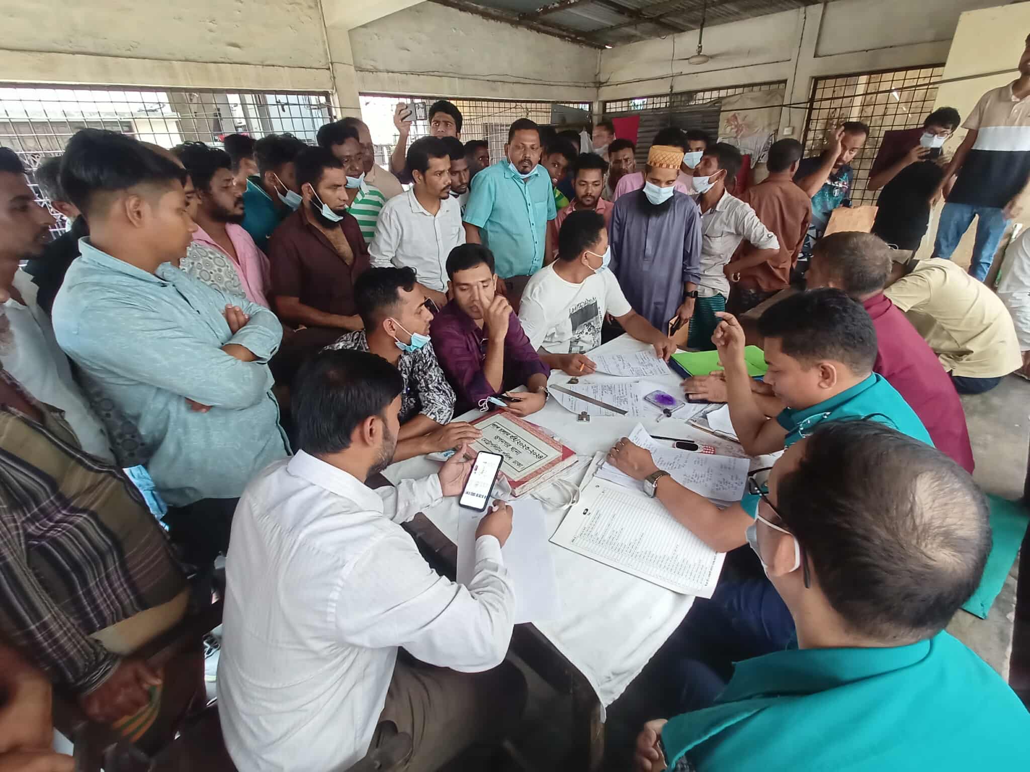 রুপনগরের আগুনে হারিয়ে যাওয়া জীবনের খোঁজে স্বজনরা