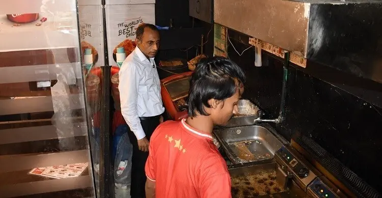 খাবারে তেলাপোকা ও অস্বাস্থ্যকর পরিবেশে তৈরি, তিন রেস্তোরাঁকে জরিমানা