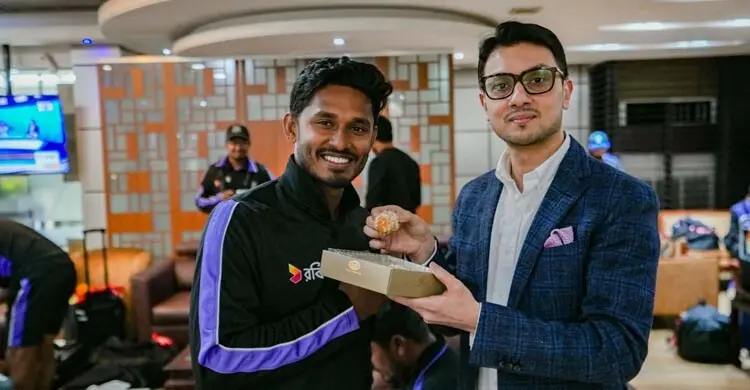 দেশে ফিরেছেন ক্রিকেটারদের একাংশ, এয়ারপোর্টে মিষ্টিমুখ