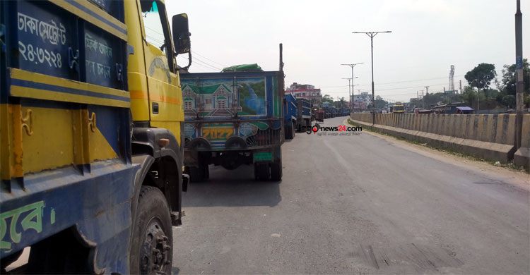 ট্রাকে দখল মহাসড়ক, নীরব কর্তৃপক্ষ