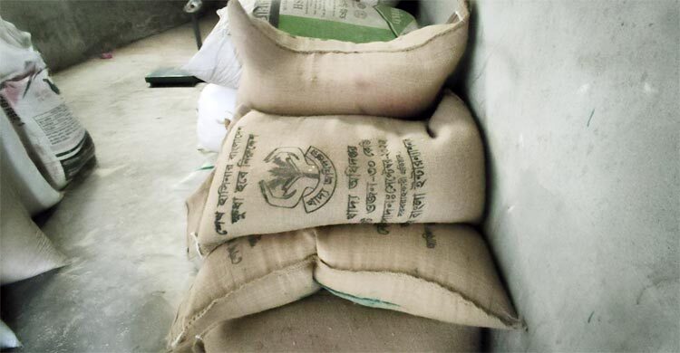 ব্যবসায়ীর গুদাম থেকে ১৩ বস্তা সরকারি চাল জব্দ