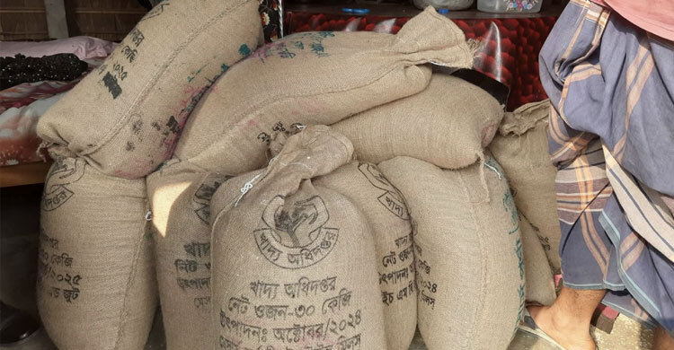 দরিদ্র জনগোষ্ঠীর ১৪ বস্তা চাল পাওয়া গেলো দোকান ও বসতঘরে