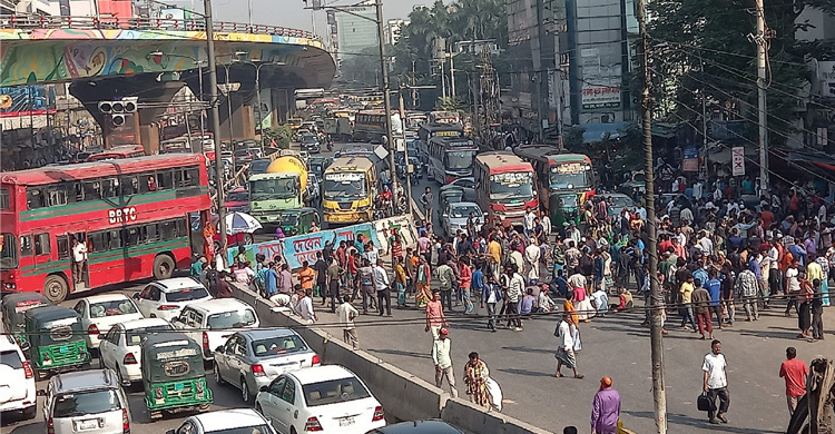 Severe traffic congestion in Dhaka as rickshaw drivers block roads