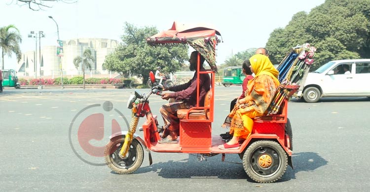 চাকার নিচে পিষ্ট ঢাকা