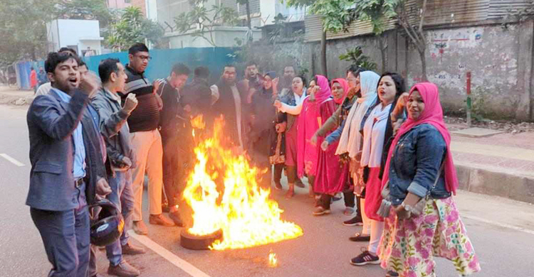 নিষেধাজ্ঞা ভেঙে রাজধানীতে রিজভীর নেতৃত্বে মিছিল
