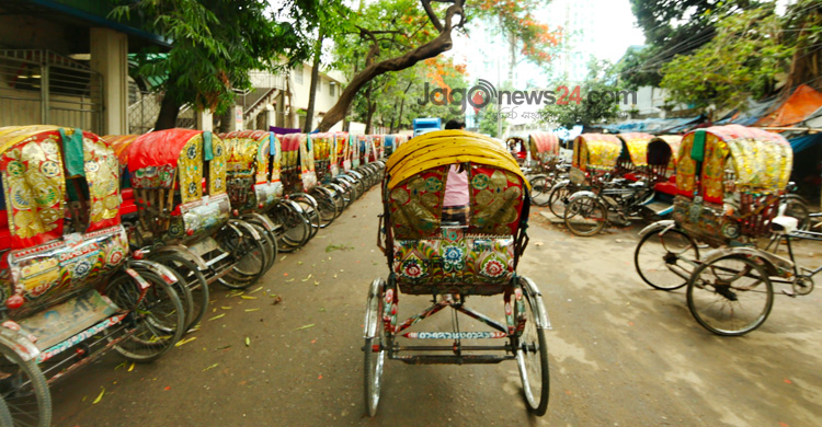 অটোর দাপটে দুর্দশায় প্যাডেল রিকশাচালকরা