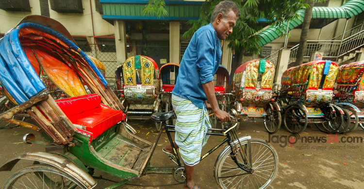 অটোর দাপটে দুর্দশায় প্যাডেল রিকশাচালকরা