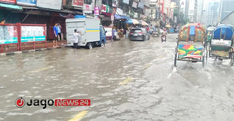 সড়কে জলাবদ্ধতা, বিকল হওয়া এড়াতে ফ্লাইওভারে ব্যাটারিচালিত রিকশা