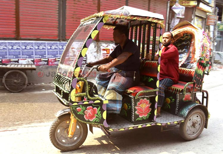 চাকার নিচে পিষ্ট ঢাকা