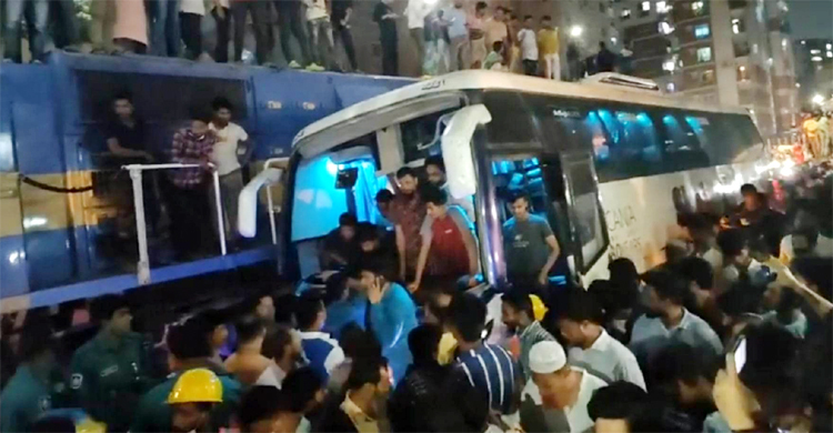 মালিবাগ রেলগেটে বাস-ট্রেনের সংঘর্ষ