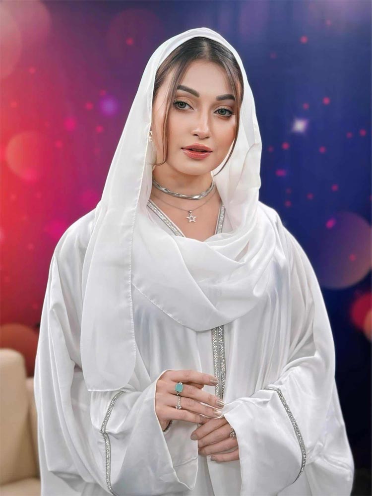 চলন্ত গাড়িতে মোবাইল ছিনতাইয়ের শিকার অভিনেত্রী রাজ রীপা