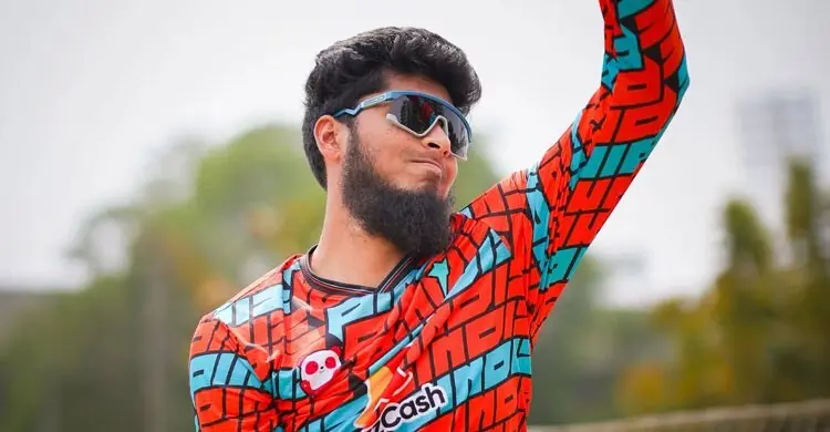 মার খেয়েই যাচ্ছেন রিশাদ, এবার দিলেন ৩ ওভারে ৪৬