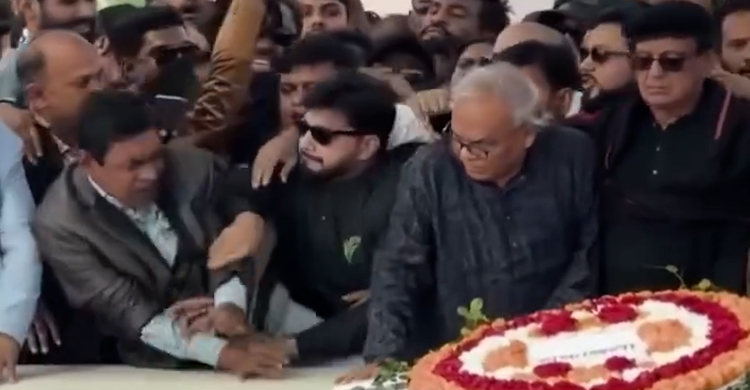 রিজভীর পাশে দাঁড়ানো নিয়ে নেতাদের বিশৃঙ্খলা