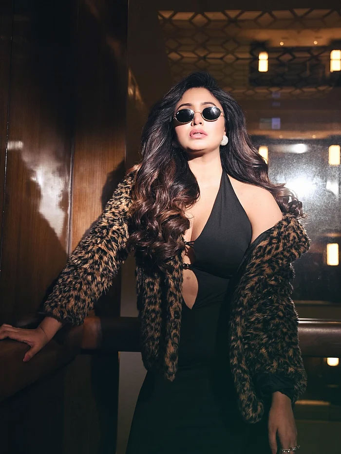 টাইগার প্রিন্ট ফার জ্যাকেটে ঋতাভরীর সাহসী স্টেটমেন্ট