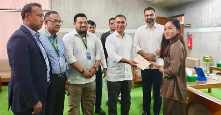 নারী ফুটবলার ঋতুপর্ণার ঘর নির্মাণে আর্থিক অনুদান দিলেন প্রধা