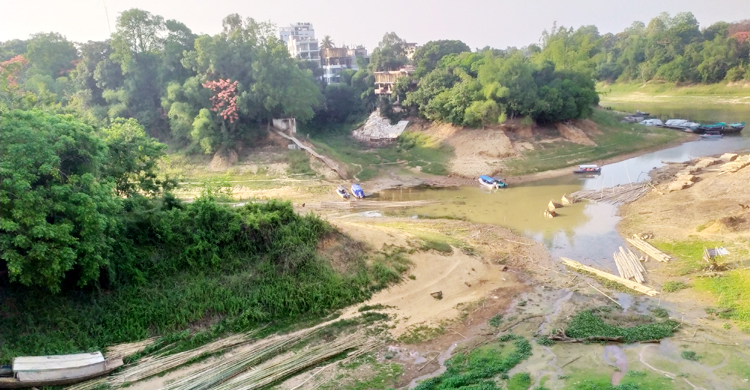 হ্রদে পানি কমে নৌ চলাচল ব্যাহত, পর্যটক কমেছে রাঙ্গামাটিতে