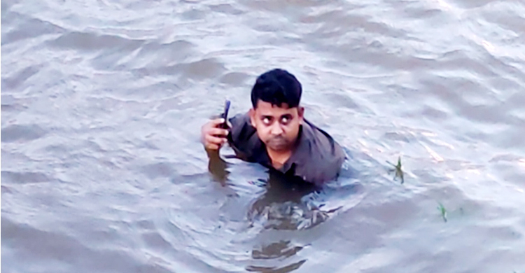 ব্রাহ্মণবাড়িয়ায় হামলা থেকে বাঁচতে নদীতে নেমে পড়লেন ছাত্রদল নেতা