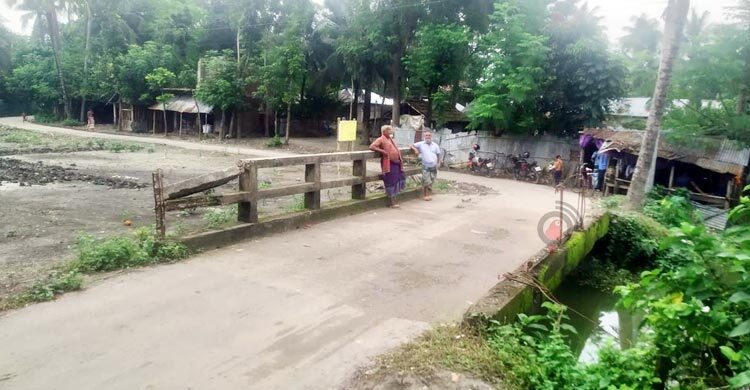 মুক্তেশ্বরী ভরাট করে প্লট বিক্রির সাইনবোর্ড!