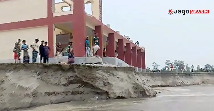 যমুনা গিলছে ঘরবাড়ি, ঝুঁকিতে হাজারও পরিবার