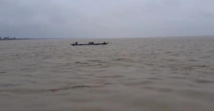 বৈরী আবহাওয়ায় দৌলতদিয়া-পাটু‌রিয়া লঞ্চ চলাচল বন্ধ