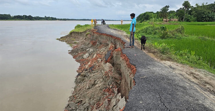 মাগুরায় ভিটেমাটি হারানোর ভয়ে হাজারো মানুষ
