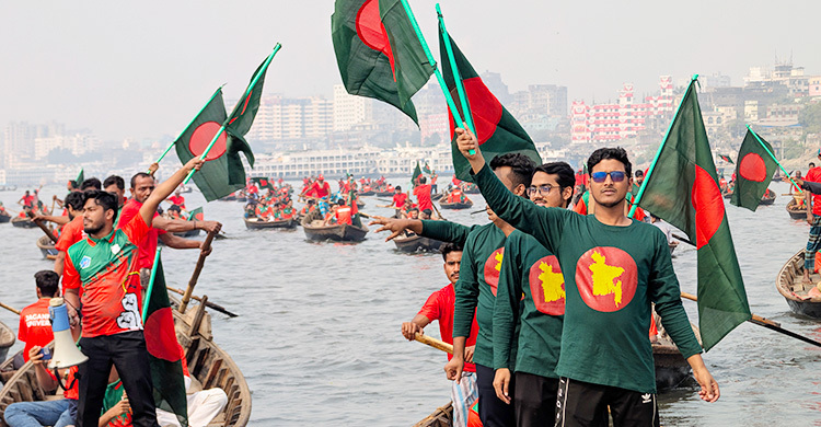 বিজয় দিবসে বুড়িগঙ্গায় ১২০ নৌকা নিয়ে জবি শিবিরের শোভাযাত্রা