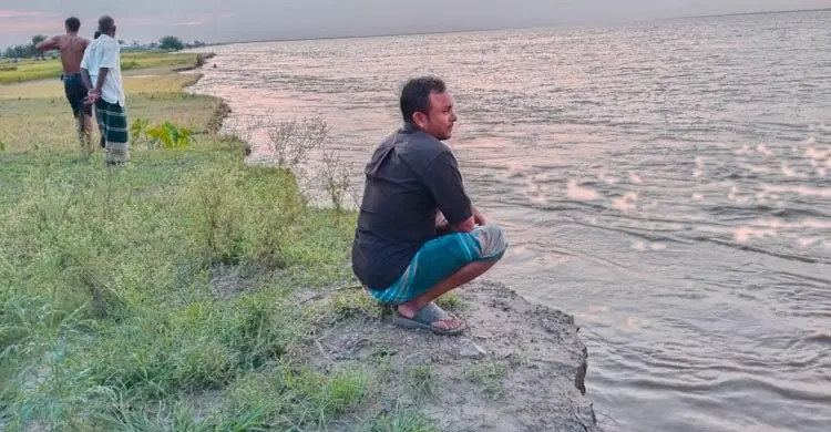 ‘সব নদীতে চলে গেছে, শুধু প্রাণটা নিয়ে বের হতে পেরেছি’