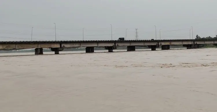 ভারী বৃষ্টিতে তিস্তায় বিপদসীমার ওপর পানি, জলঢাকায় ‘রেড অ্যালার্ট’