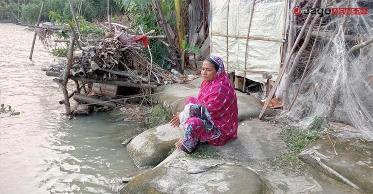 ৫ বছর ধরে জিওব্যাগের ওপর বসবাস, ঝড়-বৃষ্টিতে ভরসা অন্যের বাড়ি