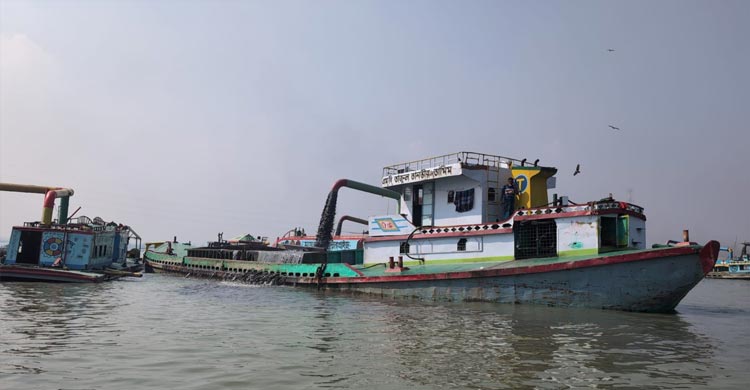 মেঘনা থেকে বালু উত্তোলন, হুমকিতে বিদ্যুৎকেন্দ্র-জাতীয় গ্রিড লাইন