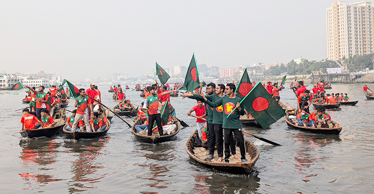 বিজয় দিবসে বুড়িগঙ্গায় ১২০ নৌকা নিয়ে জবি শিবিরের শোভাযাত্রা