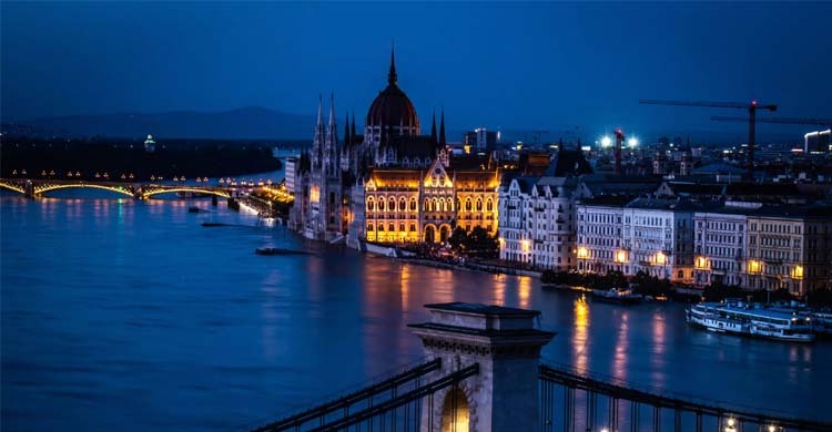 সবচেয়ে বেশি দেশ অতিক্রম করেছে যে নদী