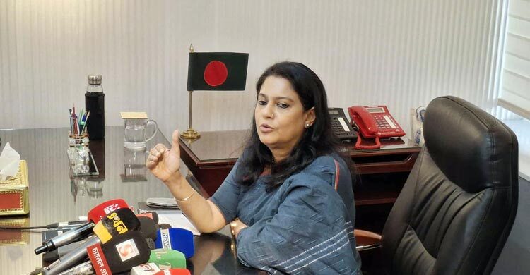 Аққұба кеуделі сүйкімді семіз әтештер ит стилін алады