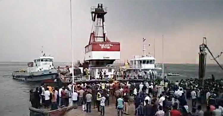 দৌলতদিয়ায় নদীতে পড়ে গেছে যাত্রীবাহী বাস, বহু হতাহতের শঙ্কা