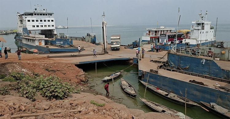 দৌলতদিয়ায় নদীতে পড়ে গেছে যাত্রীবাহী বাস, বহু হতাহতের শঙ্কা