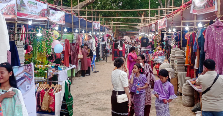 পাহাড়ে লেগেছে উৎসবের রঙ