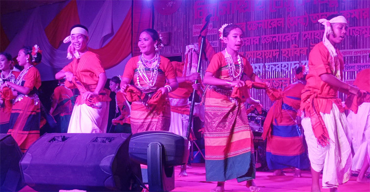 পাহাড়ে লেগেছে উৎসবের রঙ