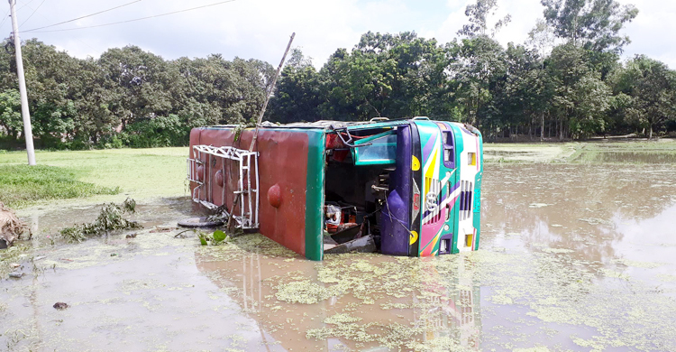 ট্রাকের ধাক্কায় বাস খাদে পড়ে নিহত ১, আহত অর্ধশত