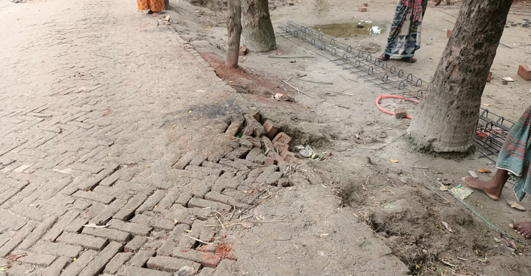পাকা করার একমাস পরেই দেবে যাচ্ছে রাস্তা