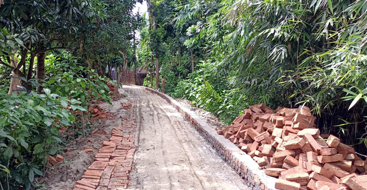 নিজ অর্থায়নে এলাকায় রাস্তা করে দিচ্ছেন প্রবাসী