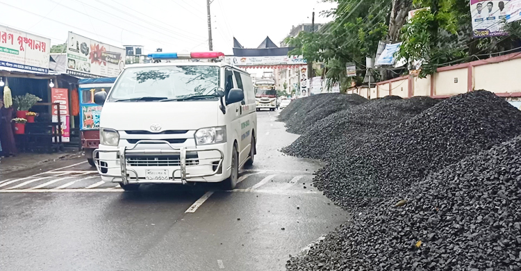 সড়কে পাথর রাখায় জরিমানা গুনলেন প্রবাসী