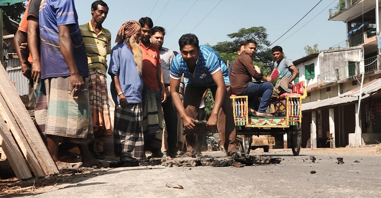 ৬৬ লাখ টাকা ব্যয়ে রাস্তা সংস্কার, হাত দিলেই উঠে যাচ্ছে কার্পেটিং