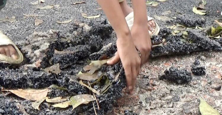 হাতের টানেই উঠে আসছে সড়কের কার্পেটিং