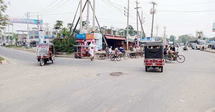 সরু সড়কে ভোগান্তির শেষ নেই